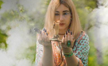 İyileştirici enerji kavramı, kristaller ve mumlar, reiki oturumu, ruh sağlığı için biyoenerji