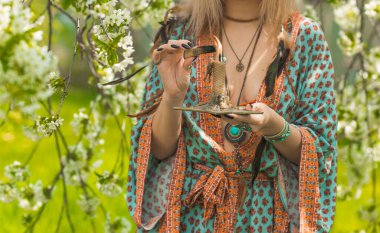 İyileştirici enerji kavramı, kristaller ve mumlar, reiki oturumu, ruh sağlığı için biyoenerji