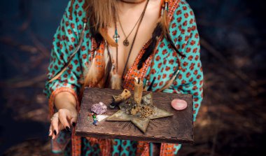 İyileştirici enerji kavramı, kristaller ve mumlar, reiki oturumu, ruh sağlığı için biyoenerji