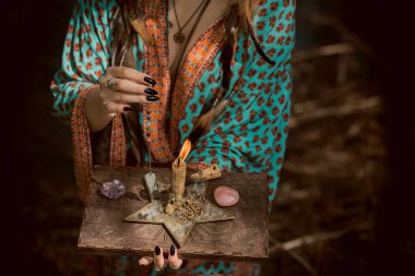 İyileştirici enerji kavramı, kristaller ve mumlar, reiki oturumu, ruh sağlığı için biyoenerji