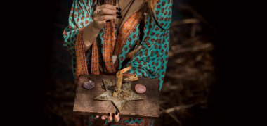 İyileştirici enerji kavramı, kristaller ve mumlar, reiki oturumu, ruh sağlığı için biyoenerji