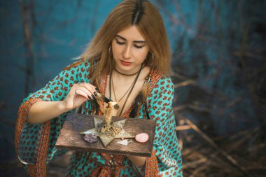 İyileştirici enerji kavramı, kristaller ve mumlar, reiki oturumu, ruh sağlığı için biyoenerji