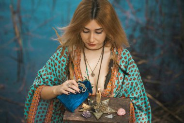 İyileştirici enerji kavramı, kristaller ve mumlar, reiki oturumu, ruh sağlığı için biyoenerji