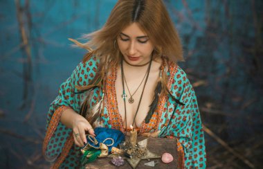 İyileştirici enerji kavramı, kristaller ve mumlar, reiki oturumu, ruh sağlığı için biyoenerji