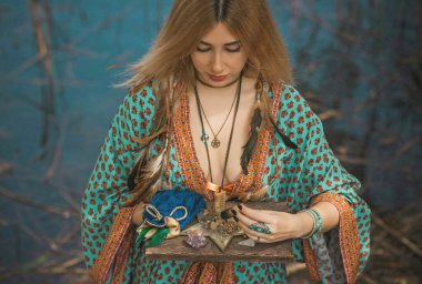 İyileştirici enerji kavramı, kristaller ve mumlar, reiki oturumu, ruh sağlığı için biyoenerji