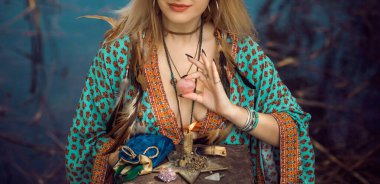 İyileştirici enerji kavramı, kristaller ve mumlar, reiki oturumu, ruh sağlığı için biyoenerji