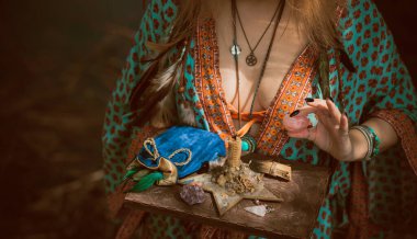 İyileştirici enerji kavramı, kristaller ve mumlar, reiki oturumu, ruh sağlığı için biyoenerji