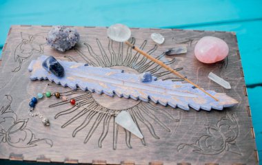 Kristal ve mumlarla iyileştirici enerji, reiki oturumu, ruh sağlığı için biyoenerji
