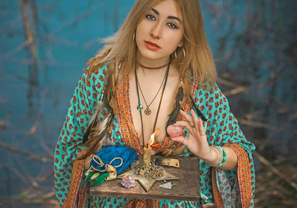 İyileştirici enerji kavramı, kristaller ve mumlar, reiki oturumu, ruh sağlığı için biyoenerji