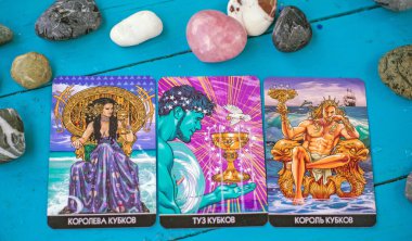 Masadaki tarot kartı, beyaz büyü, cadı için özellikler, aşk için sihir, mutluluk çekmek. Esrarengiz bir kavram. Avrupa, Ukrayna. Kiev 6 Temmuz: İllüstrasyon Editörü