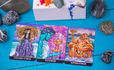 Masadaki tarot kartı, beyaz büyü, cadı için özellikler, aşk için sihir, mutluluk çekmek. Esrarengiz bir kavram. Avrupa, Ukrayna. Kiev 6 Temmuz: İllüstrasyon Editörü