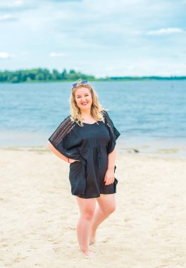 Artı, plajda gülümseyen Avrupalı ya da Amerikalı bir kadın, hayatın tadını çıkar. İnsanların hayatı XXL boyutunda, mutlu, güzel, güzel bir kadın. Aşırı kilolu kavramı