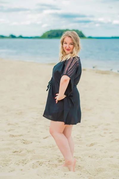 Size European American Smiling Woman Beach Enjoy Life Life People — ストック写真