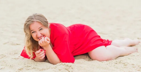 Плюс Розмір Європейської Або Американської Посміхається Жінка Пляжі Насолоджуйся Життям — стокове фото