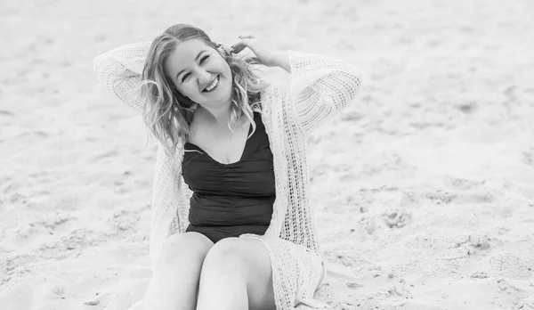 Rozmiar Europejski Lub Amerykański Uśmiechnięta Kobieta Plaży Cieszyć Się Życiem — Zdjęcie stockowe