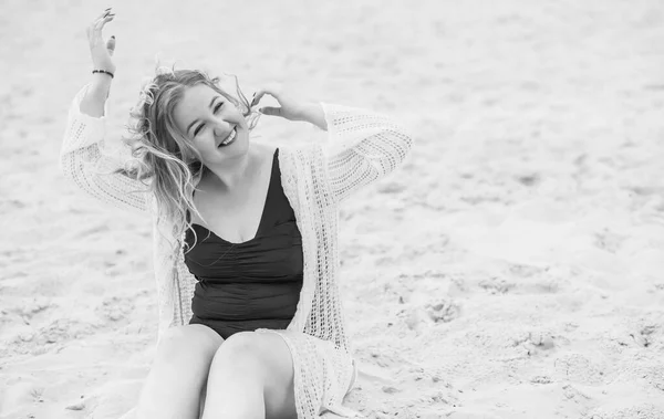 Além Tamanho Europeu Americano Sorrindo Mulher Praia Aproveite Vida Vida — Fotografia de Stock