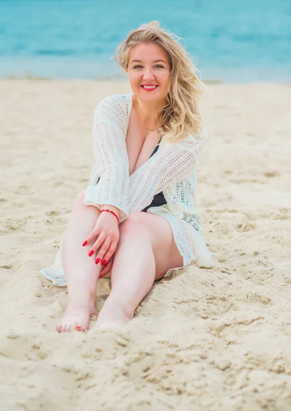 Συν Μέγεθος Ευρωπαϊκή Αμερικανική Χαμογελαστή Γυναίκα Στην Παραλία Απολαύσετε Ζωή — Φωτογραφία Αρχείου