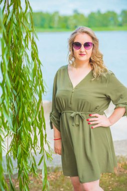 Şehir caddesinde güzel bir model, sıradan giysili Avrupalı bir kadın, büyük boy moda. 