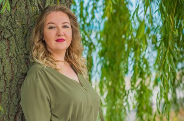 Şehir caddesinde güzel bir model, sıradan giysili Avrupalı bir kadın, büyük boy moda. 