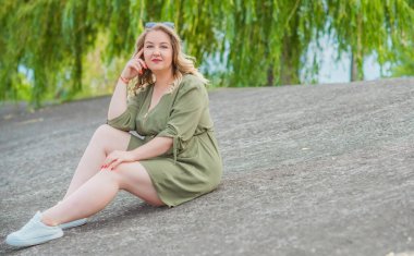 Şehir caddesinde güzel bir model, sıradan giysili Avrupalı bir kadın, büyük boy moda. 