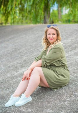 Şehir caddesinde güzel bir model, sıradan giysili Avrupalı bir kadın, büyük boy moda. 