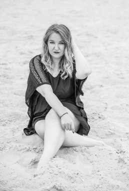 Plajda güzel bir model, sıradan giysili Avrupalı bir kadın, büyük boy moda.