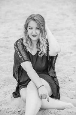 Plajda güzel bir model, sıradan giysili Avrupalı bir kadın, büyük boy moda.