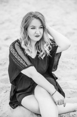 Plajda güzel bir model, sıradan giysili Avrupalı bir kadın, büyük boy moda.