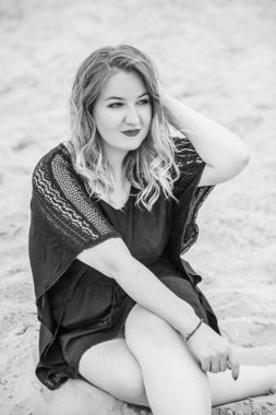 Plajda güzel bir model, sıradan giysili Avrupalı bir kadın, büyük boy moda.