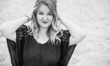 Plajda güzel bir model, sıradan giysili Avrupalı bir kadın, büyük boy moda.