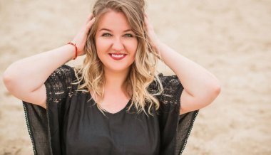 Plajda güzel bir model, sıradan giysili Avrupalı bir kadın, büyük boy moda.