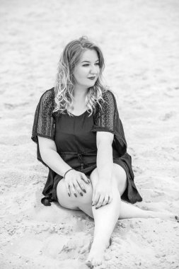 Plajda güzel bir model, sıradan giysili Avrupalı bir kadın, büyük boy moda.