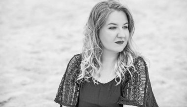 Plajda güzel bir model, sıradan giysili Avrupalı bir kadın, büyük boy moda.