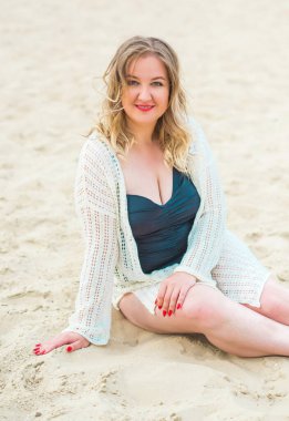 Artı plajda boyunda bir Amerikalı kadın, hayatın tadını çıkar. İnsanların hayatı XXL boyutunda, mutlu, güzel, güzel bir kadın.