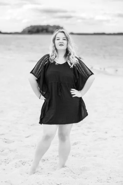 Plajda Güzel Bir Model Sıradan Giysili Avrupalı Bir Kadın Büyük — Stok fotoğraf