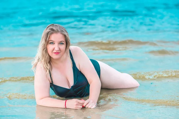 Velikost Americké Ženy Pláži Užijte Život Život Lidí Xxl Velikost — Stock fotografie