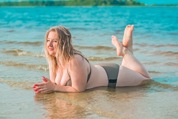 Artı Plajda Boyunda Bir Amerikalı Kadın Hayatın Tadını Çıkar Nsanların — Stok fotoğraf