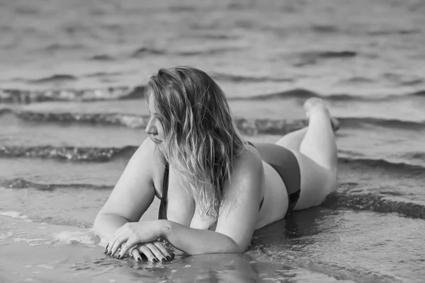 Rozmiar Amerykańska Kobieta Plaży Cieszyć Się Życiem Życie Ludzi Xxl — Zdjęcie stockowe