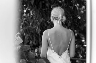 Güzel bir sabah, beyaz ipek elbiseli sarışın Avrupalı genç bir kadın rahatlama, yaşam tarzı konsepti, eko otel sahnesi