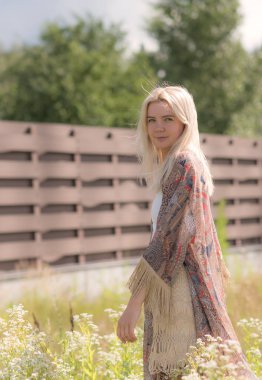 Doğada boho tarzı kıyafetler giyen etnik hippi bir kadın. Açık hava modası. Boho tarzı ve etno kavramı