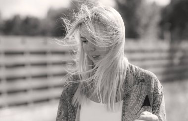 Doğada boho tarzı kıyafetler giyen etnik hippi bir kadın. Açık hava modası. Boho tarzı ve etno kavramı