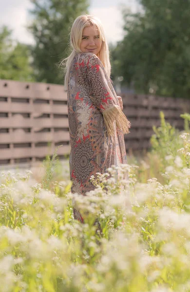 Ethnic Hippie Woman Posing Boho Style Clothes Nature Outdoor Fashion — Fotografia de Stock