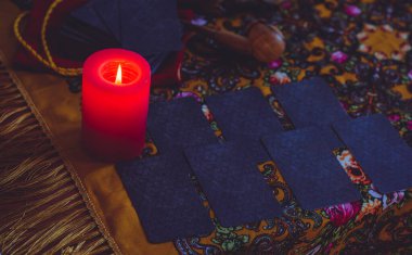 Sihirli sahne, gizemli konsept, falcılık, masadaki tarot kartları.