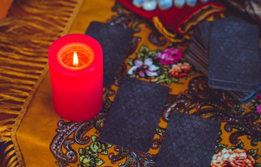 Sihirli sahne, gizemli konsept, falcılık, masadaki tarot kartları.