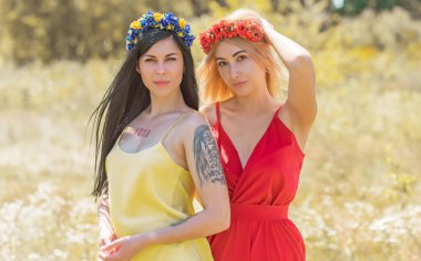 Etnik elbiseli kadınlar, saçlarında çiçek çelengi. Güzellik anlayışı Slav kadınları, Boho romantik tarzı
