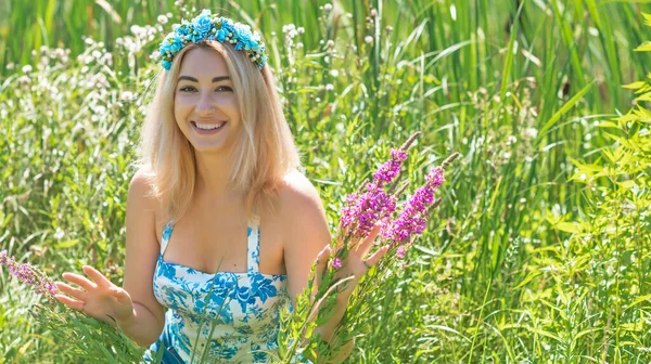 Woman Ethnic Dress Flower Wreath Hair Concept Beauty Slavic Women — Fotografia de Stock