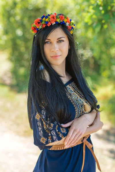 Vrouw Etnische Kleding Bloemenkrans Haar Concept Van Schoonheid Europees Meisje — Stockfoto