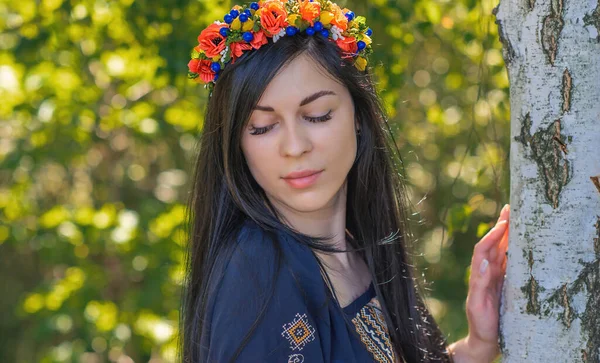Žena Etnických Šatech Květinový Věnec Vlasech Koncept Krásy Evropská Dívka — Stock fotografie