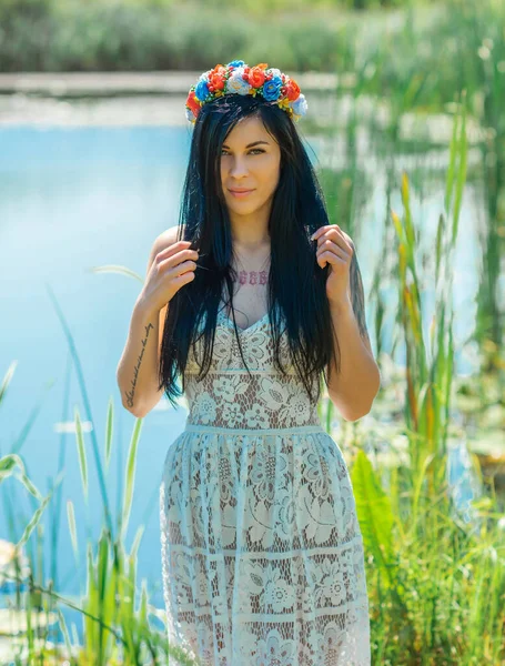 Vrouw Etnische Kleding Bloemenkrans Haar Concept Van Schoonheid Europees Meisje — Stockfoto