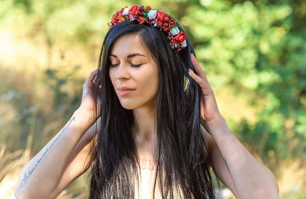 Woman Ethnic Dress Flower Wreath Hair Concept Beauty European Girl — Zdjęcie stockowe